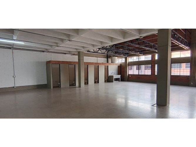 Local en arriendo en La Candelaria, Medellín, 870 m² · foto 5 de 8