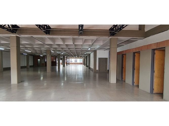 Local en arriendo en La Candelaria, Medellín, 870 m² · foto 6 de 8
