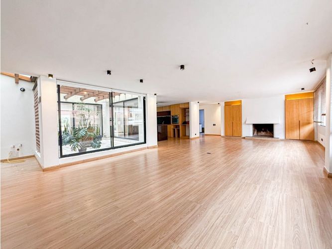 Apartamento de 2 alcobas en arriendo en Santa Barbara Central, Bogotá, 200 m² · foto 3 de 11