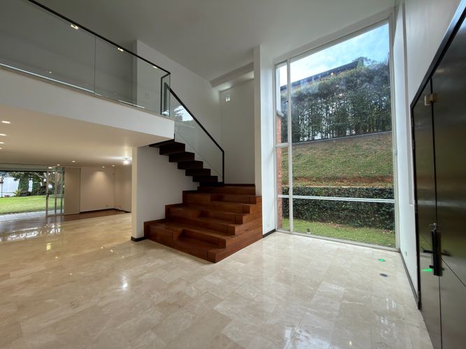 Casa de 7 alcobas en venta en Altos Del Poblado, Medellín, 700 m² · foto 2 de 22