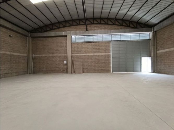Bodega en arriendo en Caqueta, La Estrella, 415 m² · foto 2 de 10