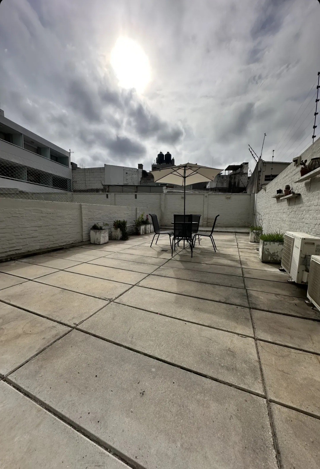 Exclusivo apartamento sobre la Rambla casi Colombes de 1 dormitorio con patio privado de 60 m², garage y calefacción, en complejo de lujo con piscina climatizada, gimnasio, barbacoas y seguridad 24 horas.