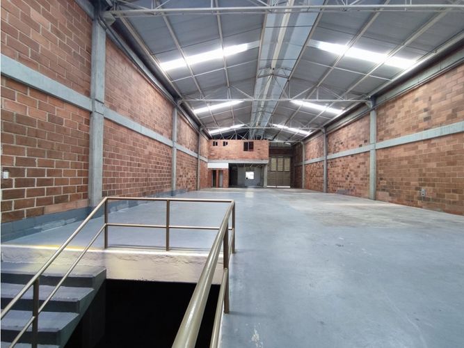 Bodega en arriendo en Sierra Morena, La Estrella, 735 m² · foto 2 de 10