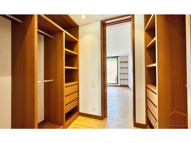 Apartamento de 2 alcobas en venta en Santa Barbara Alta, Bogotá, 193 m² · foto 11 de 24