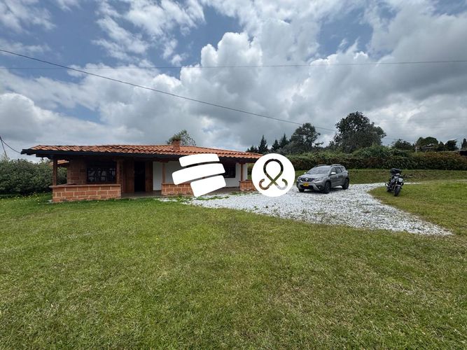 Finca en venta en Santa Elena, Medellín, 1320 m² · foto 2 de 12