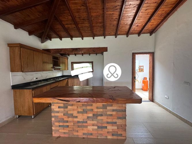 Finca en venta en Santa Elena, Medellín, 1320 m² · foto 3 de 12
