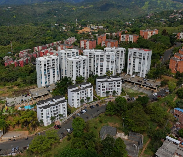 Apartamento en venta en Altos De Santa Elena, Cali · foto 2 de 24