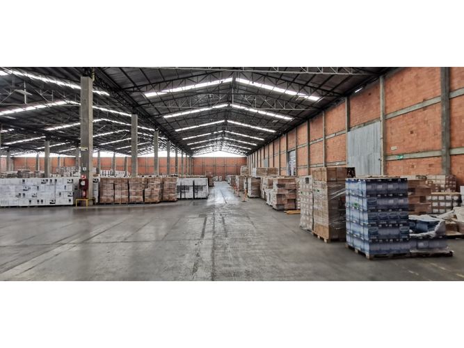 Bodega en arriendo en Laguna Larga, Madrid, 2550 m² · foto 3 de 10