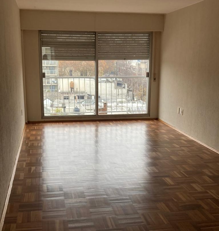 Muy Lindo Apartamento Al Frente Con Balcón. Garaje Fijo, Muy Soleado!!