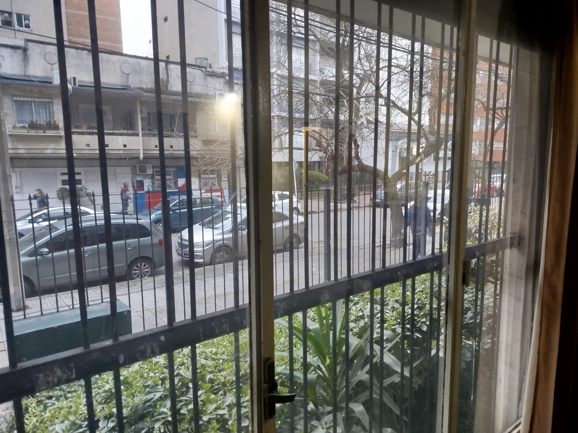 POCITOS, APTO EN PLANTA BAJA, 2 PATIOS, 1 GARAJE
