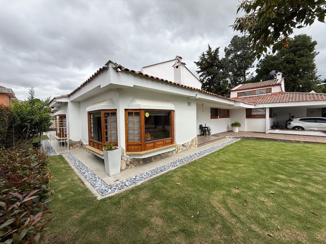 Casa de 4 alcobas en venta en San Jose De Bavaria, Bogotá, 214 m² · foto 1 de 20