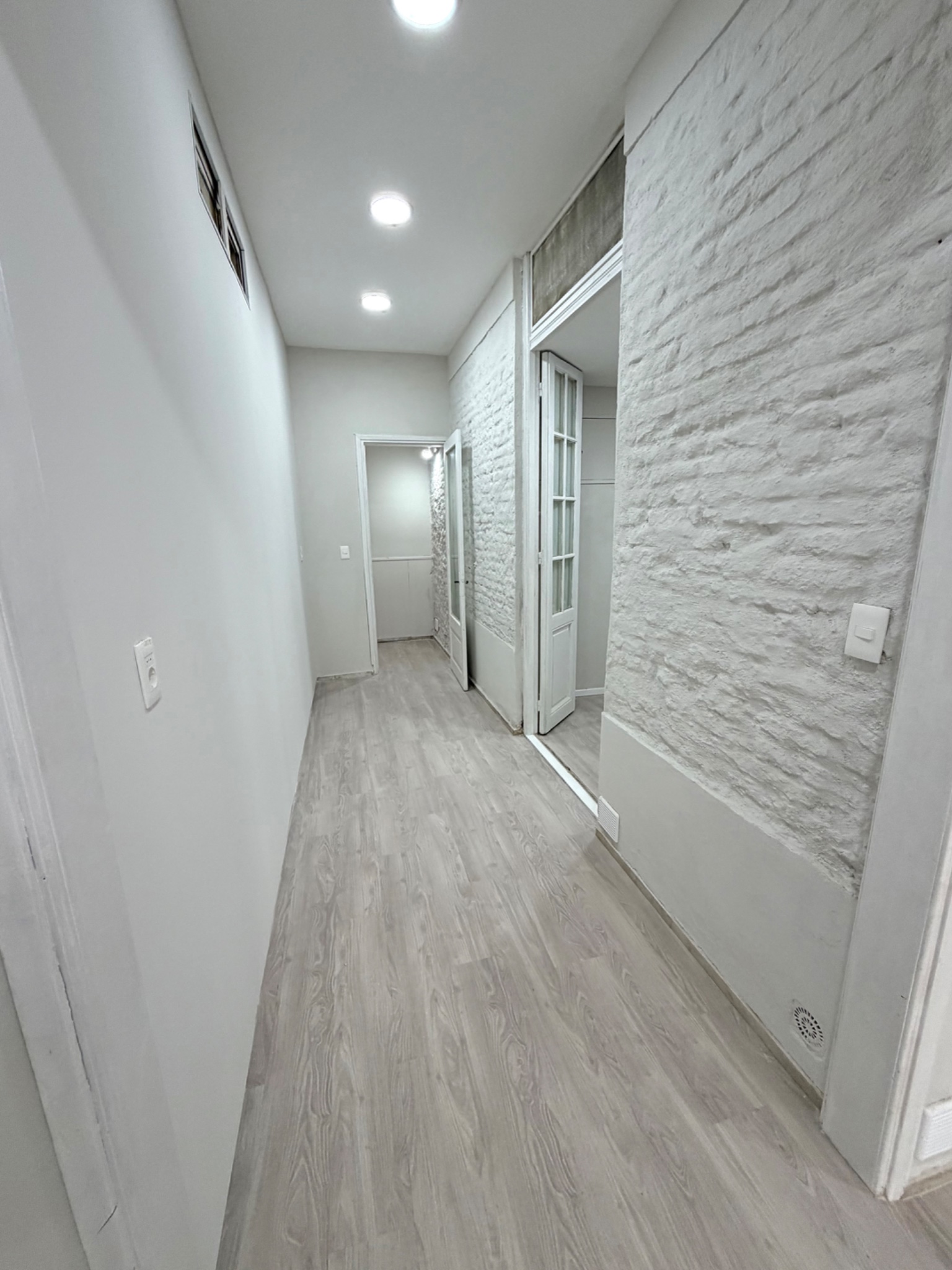 Alquilo precioso apto de 2dorm y patio con parrillero próx al canal 5