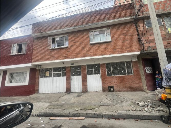 Casa de 6 alcobas en venta en San Antonio Norte, Bogotá, 304 m² · foto 2 de 2