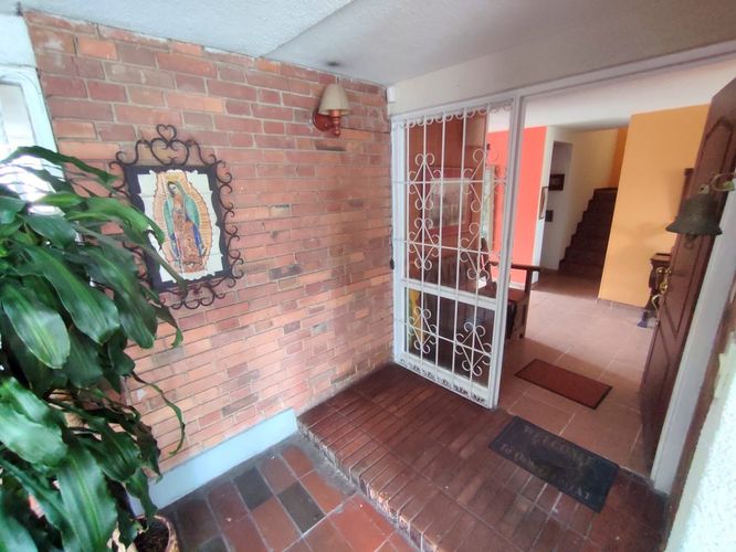 Casa de 4 alcobas en venta en Niza, Bogotá, 365 m² · foto 2 de 20
