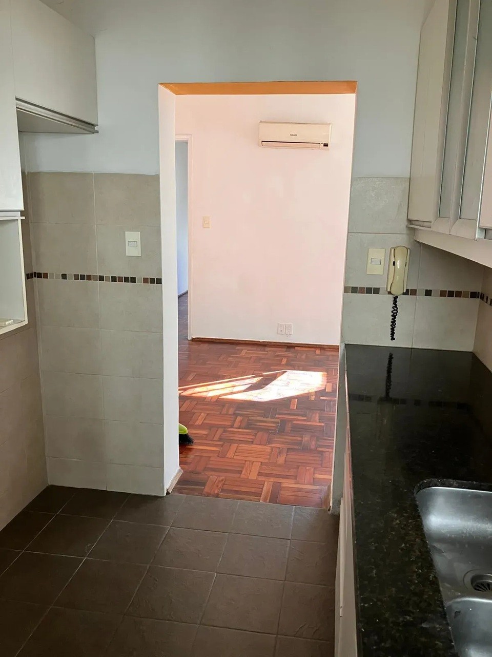 ALQUILER EN POCITOS DE 2 DORMITORIOS, POR ESCALERA AL FRENTE, AIRES, GASTOS COMUNES BAJOS · Foto 6