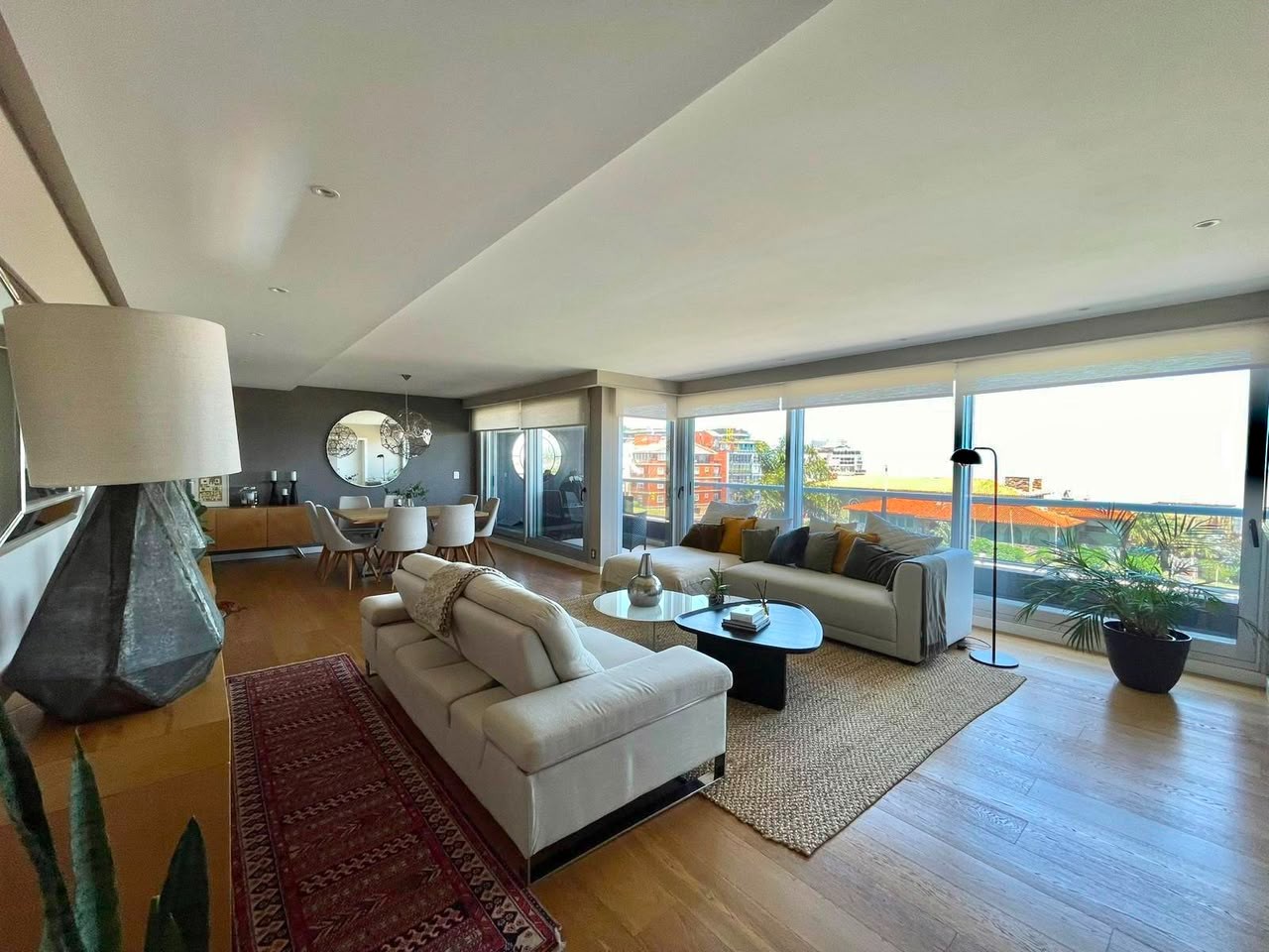 Alquiler exclusivo apartamento sobre la Rambla de Pocitos con vista a la bahía | 3 dormitorios y garage