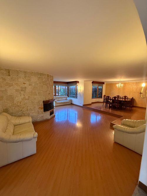 Casa de 4 alcobas en venta en San Jose De Bavaria, Bogotá, 250 m² · foto 2 de 24