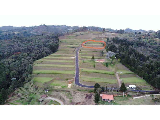 Lote en venta en Monta�Ez, Guarne, 2555 m² · foto 2 de 8
