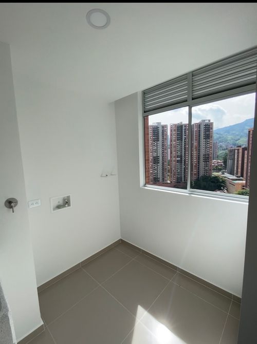 Apartamento de 2 alcobas en venta en San Remo, Sabaneta, 65 m² · foto 3 de 12