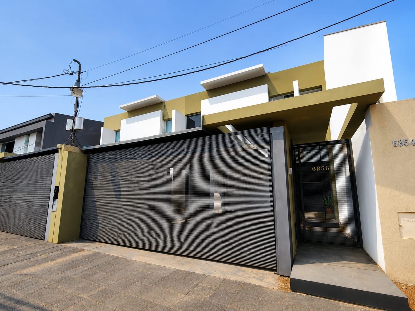 EN VENTA - MODERNA Y AMPLIA CASA PAREADA CON JARDIN Y PISCINA — foto 1