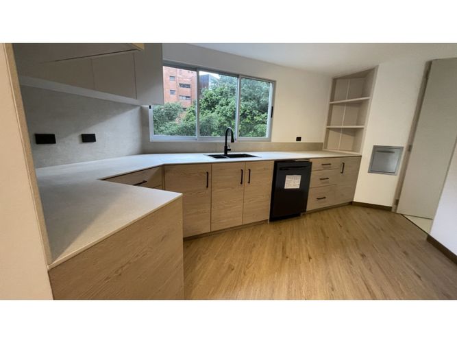 Apartamento de 3 alcobas en arriendo en Patio Bonito, Medellín, 210 m² · foto 3 de 24