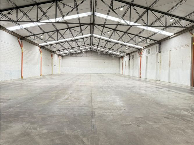 Bodega en arriendo en La Esmeralda, Itagüí, 2026 m² · foto 2 de 17