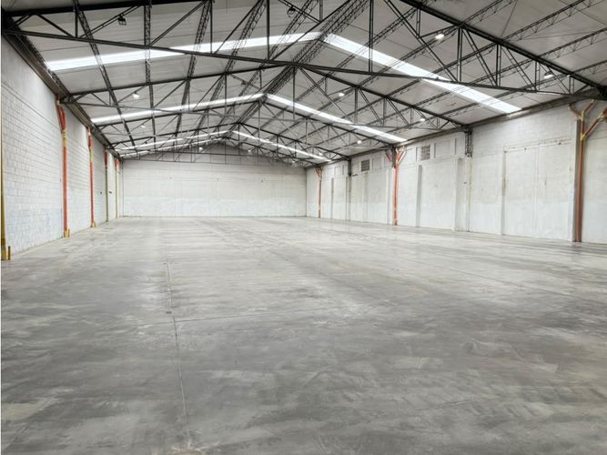 Bodega en arriendo en La Esmeralda, Itagüí, 2026 m² · foto 3 de 17