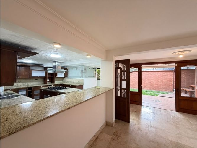 Casa de 5 alcobas en venta en Los Naranjos, Medellín, 280 m² · foto 2 de 24