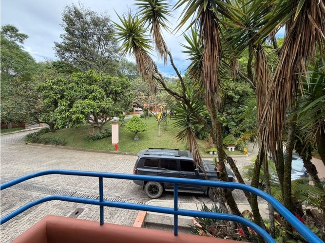 Casa de 5 alcobas en venta en Los Naranjos, Medellín, 280 m² · foto 3 de 24