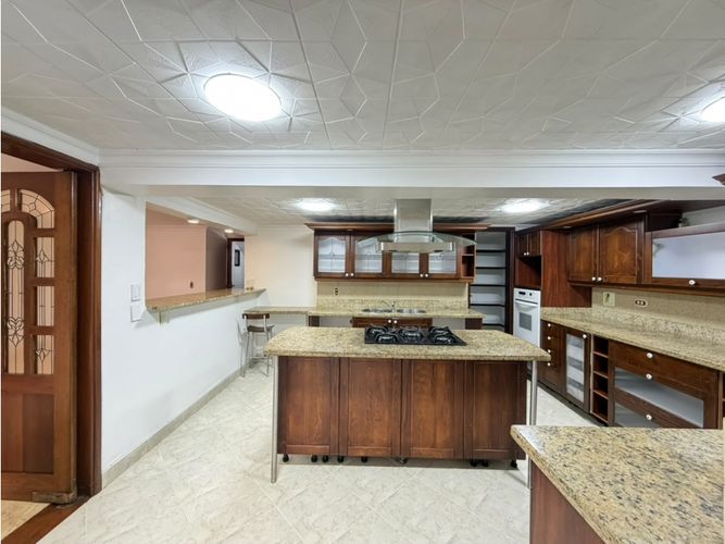 Casa de 5 alcobas en venta en Los Naranjos, Medellín, 280 m² · foto 4 de 24