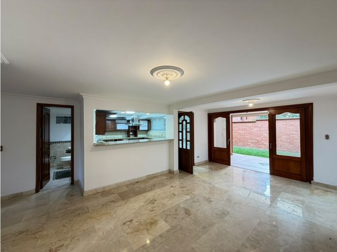 Casa de 5 alcobas en venta en Los Naranjos, Medellín, 280 m² · foto 5 de 24