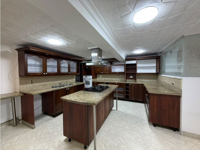Casa de 5 alcobas en venta en Los Naranjos, Medellín, 280 m² · foto 7 de 24