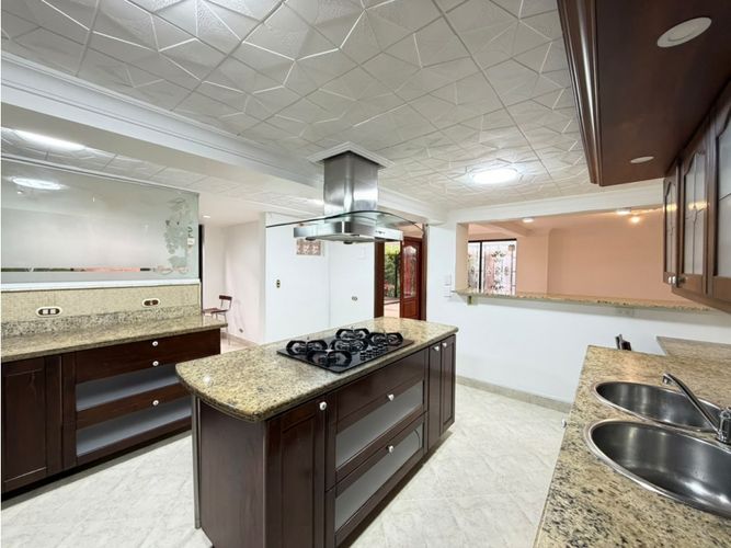 Casa de 5 alcobas en venta en Los Naranjos, Medellín, 280 m² · foto 8 de 24