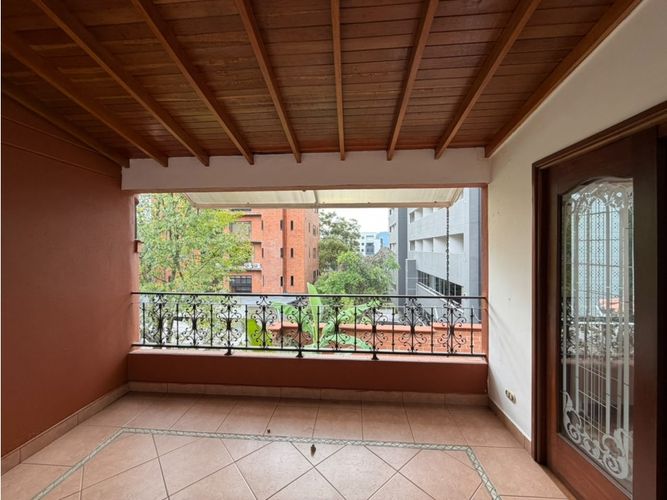 Casa de 5 alcobas en venta en Los Naranjos, Medellín, 280 m² · foto 9 de 24