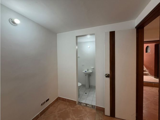 Casa de 5 alcobas en venta en Los Naranjos, Medellín, 280 m² · foto 10 de 24