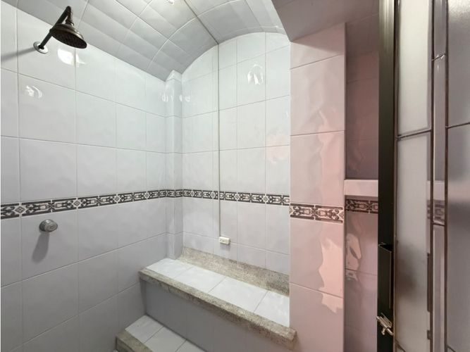 Casa de 5 alcobas en venta en Los Naranjos, Medellín, 280 m² · foto 11 de 24