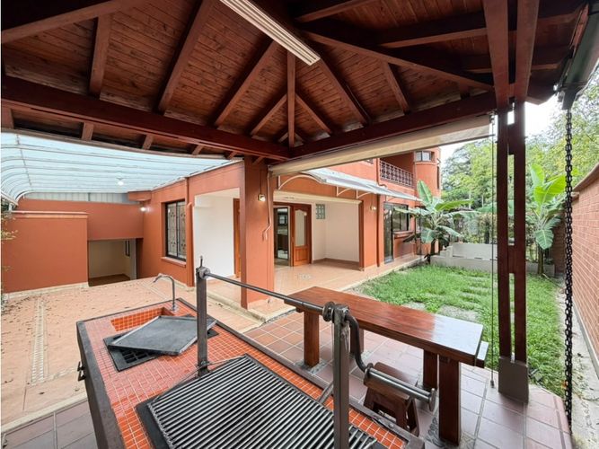 Casa de 5 alcobas en venta en Los Naranjos, Medellín, 280 m² · foto 13 de 24