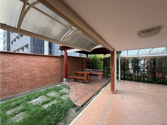 Casa de 5 alcobas en venta en Los Naranjos, Medellín, 280 m² · foto 14 de 24