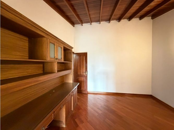 Casa de 5 alcobas en venta en Los Naranjos, Medellín, 280 m² · foto 18 de 24