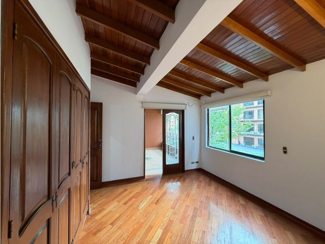 Casa de 5 alcobas en venta en Los Naranjos, Medellín, 280 m² · foto 20 de 24