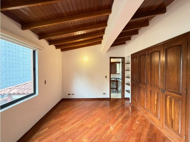 Casa de 5 alcobas en venta en Los Naranjos, Medellín, 280 m² · foto 22 de 24