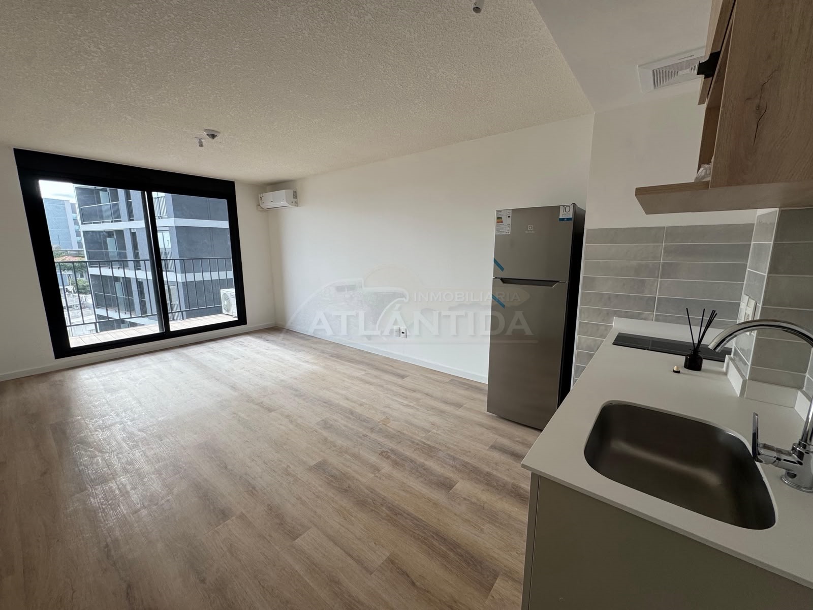 Alquiler Monoambiente Con Garaje, Terraza Y Cocina Completa En Ventura Nórdico. Joanicó, La Blanqueada. Inm Atlántida