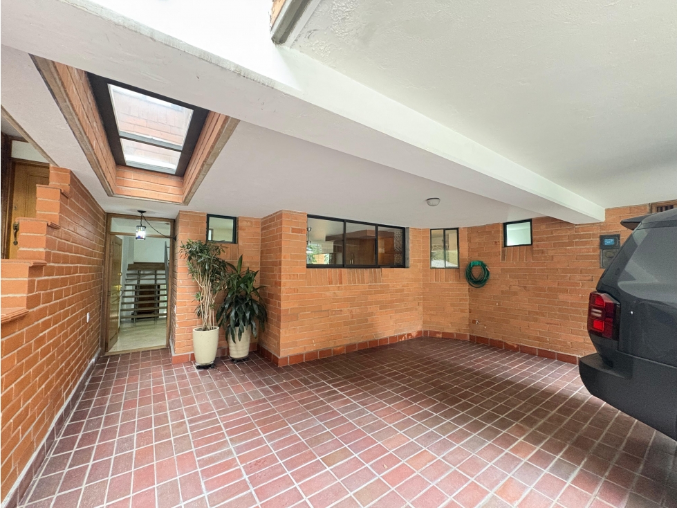 Casa en arriendo en El Poblado, Medellín · foto 2 de 24