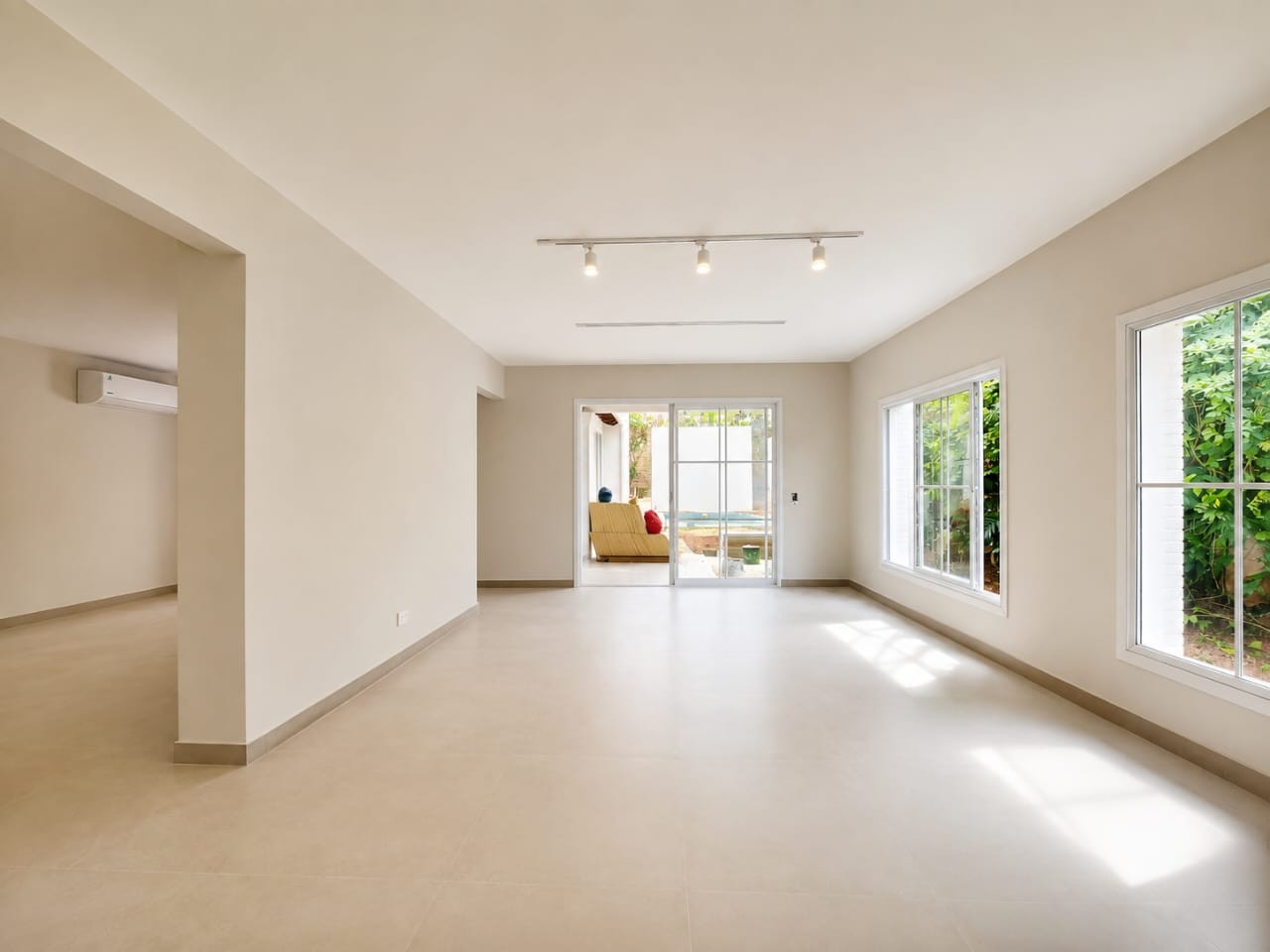 EN VENTA - HERMOSA RESIDENCIA REFACCIONADA A ESTRENAR EN BARRIO MBURUCUYA - foto 3