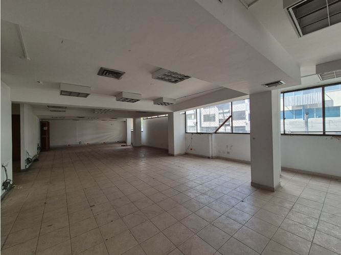 Edificio en arriendo en Santa Monica, Cali, 1296 m² · foto 9 de 13