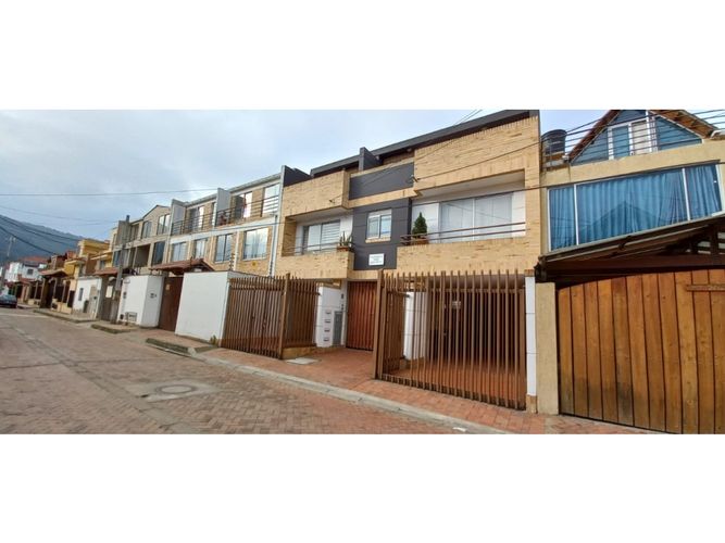Casa de 3 alcobas en venta en Cota, 140 m² · foto 2 de 24
