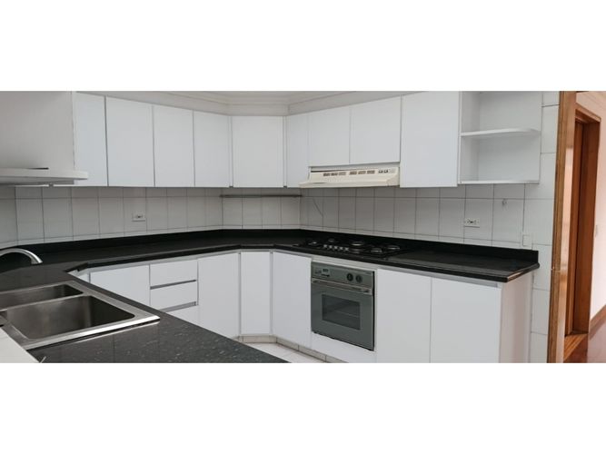 Apartamento de 3 alcobas en venta en La Calleja, Bogotá, 184 m² · foto 4 de 12