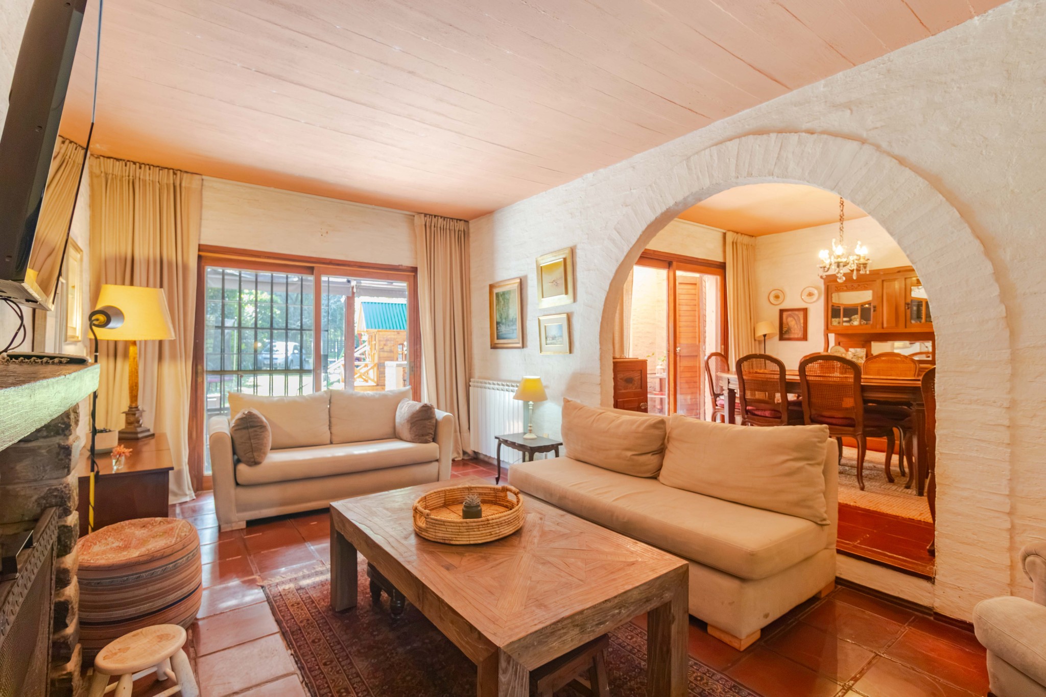 Casa con gran terreno en Parque Miramar. 3 dorms + estar.