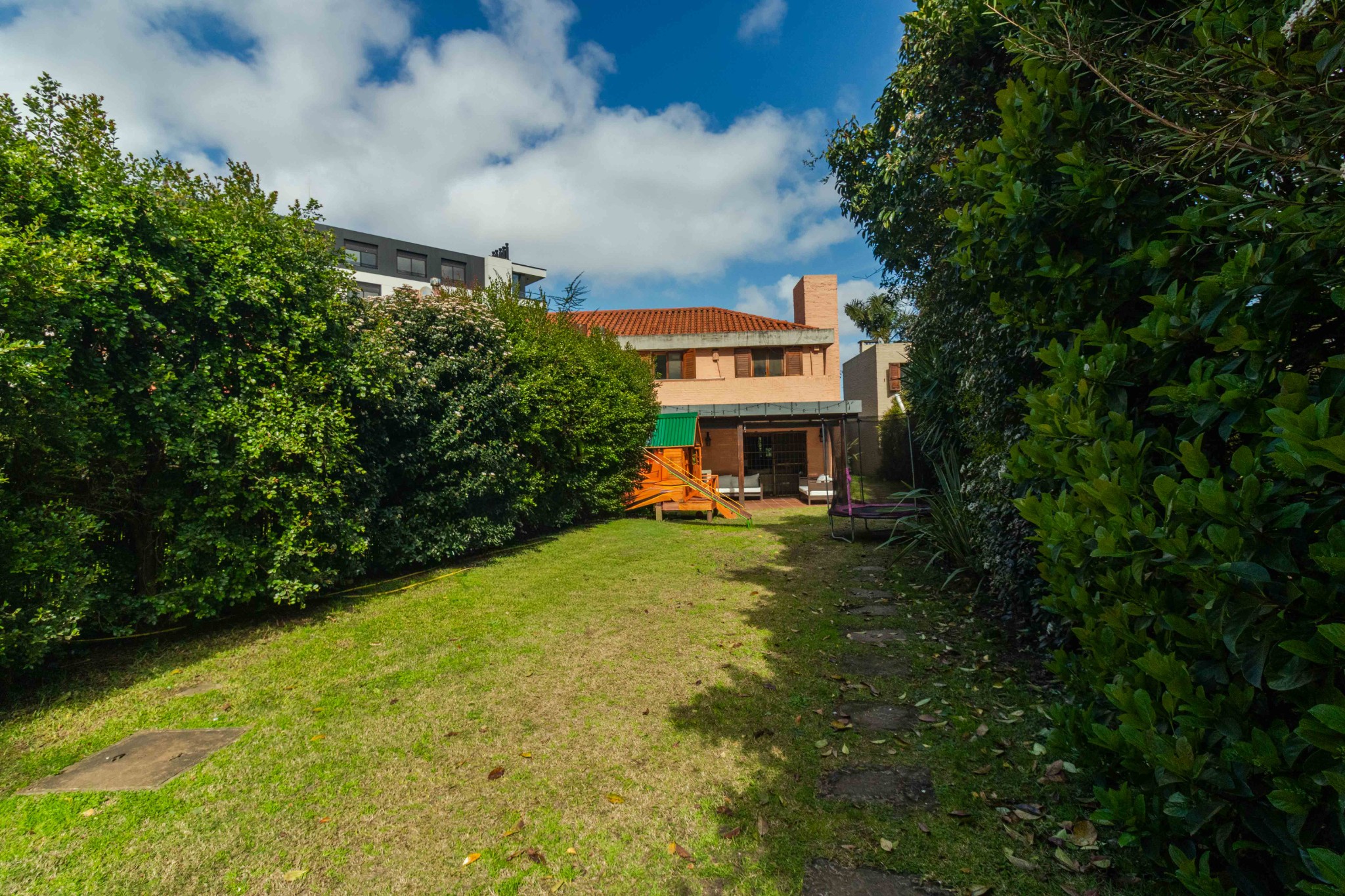Casa con gran terreno en Parque Miramar. 3 dorms + estar. - foto 3