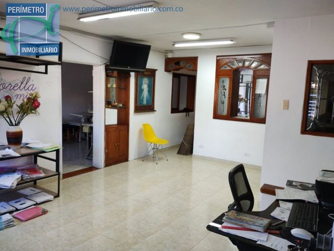 Casa de 3 alcobas en venta en Santa Lucia, Medellín, 237 m² · foto 2 de 11